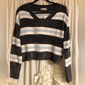 SO New with tags soft V-neck crop sweater🌾